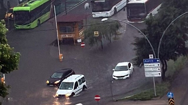 Samsun’da sağanak: Yollar göle döndü, su baskınları yaşandı
