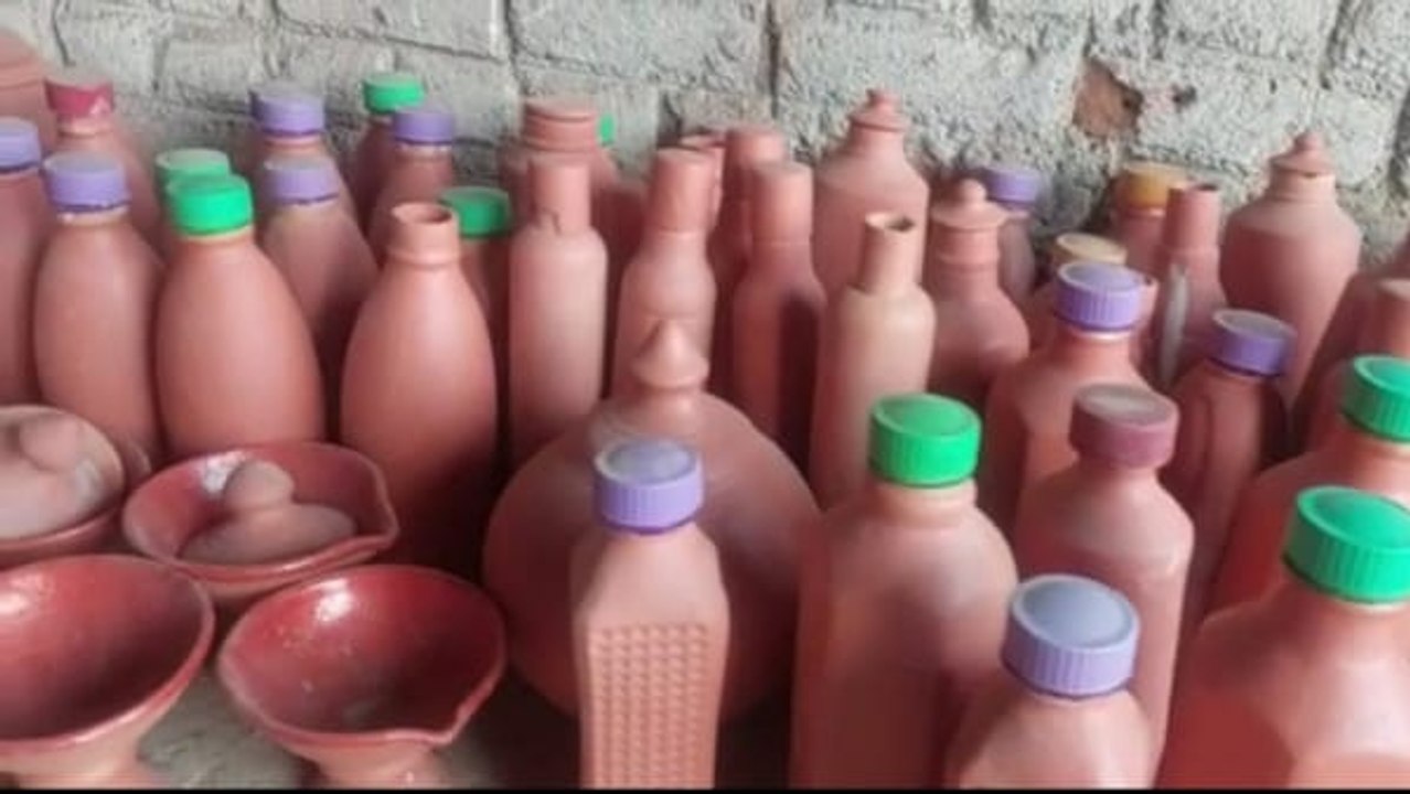 MP News: उमरिया के मिट्टी की बोतल की बढ़ी मांग, देशी थर्मस ब्रांडेड कंपनियों को दे रहे टक्कर