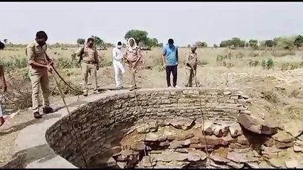 Descargar video: Chitrakoot News Video: कुएं के अंदर मिला अज्ञात व्यक्ति के शव, क्षेत्र में मचा हड़कंप