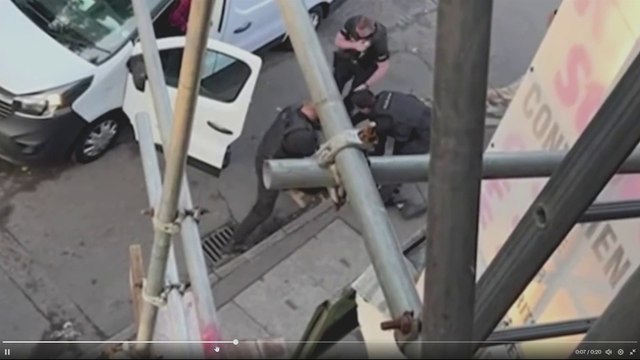 صورة تظهر إلقاء الشرطة البريطانية القبض على مرتكب جريمة القتل في #نوتنغهام #العربية