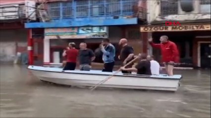 Göle dönen sokakları bindikleri sandalla gezdiler