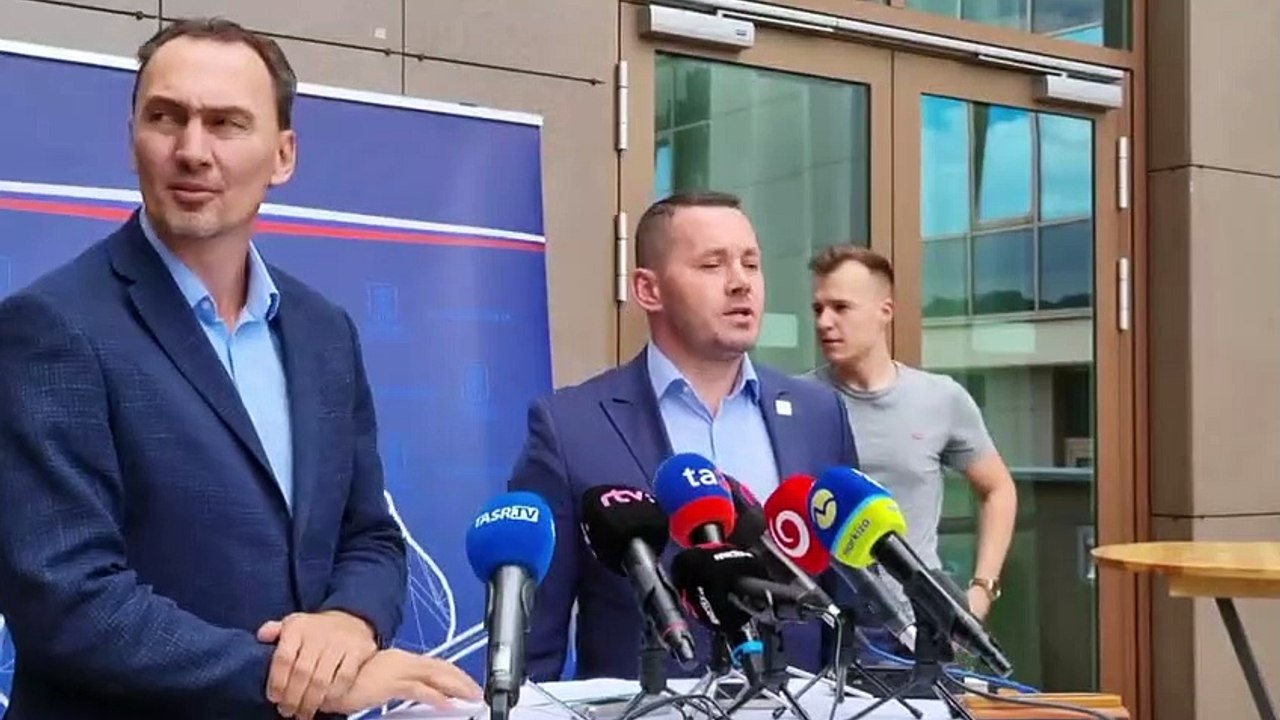 ZÁZNAM: Hokej: Reprezentáciu SR do 20 rokov povedie opäť Feneš, osemnástku Dendis