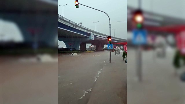 Samsun'da gece saatlerinde etkili olan yağış nedeniyle yollar göle döndü