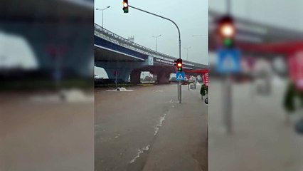 Samsun'da gece saatlerinde etkili olan yağış nedeniyle yollar göle döndü