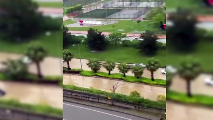 Yoğun yağış nedeniyle gölün içinde kalan taksici taksinin üstünde mahsur kaldı