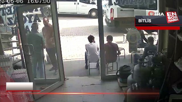 Bitlis'te fren yerine gaza basınca oturanların arasına daldı