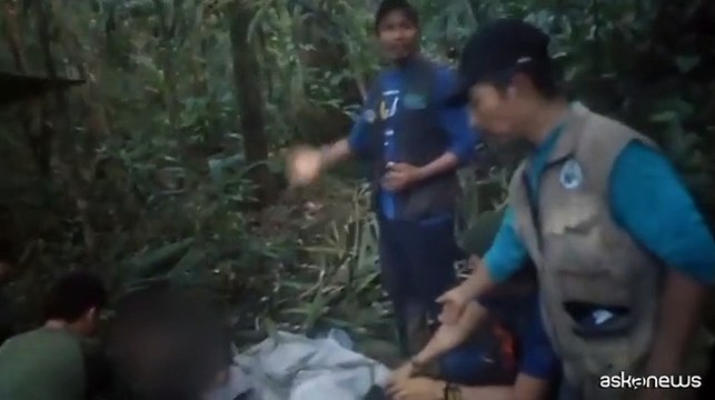 Le immagini del salvataggio dei bambini dispersi nella giungla