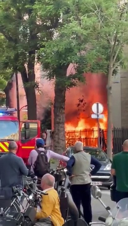 Un incendie s’est déclaré hier soir au pied de l'église Saint-Gabriel, dans le 20e arrondissement de Paris - Aucune victime - Regardez
