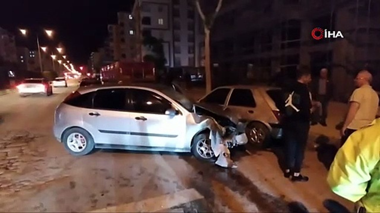 Kontrolden çıkan araç park halindeki otomobillere çarptı
