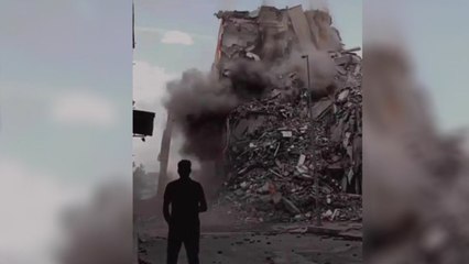 Скачать видео: Diyarbakır'da deprem hasarlı 7 katlı bina yıkım sırasında çöktü dha