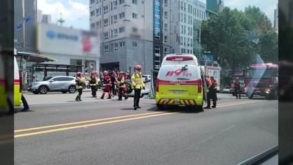 택시가 보행자 치고 연쇄 추돌...1명 심정지·4명 중상 / YTN