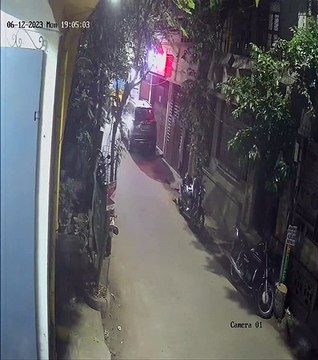 चैन स्नेचिंग: सरेराह महिला की गले से चेन खींचने CCTV फुटेज आया सामने