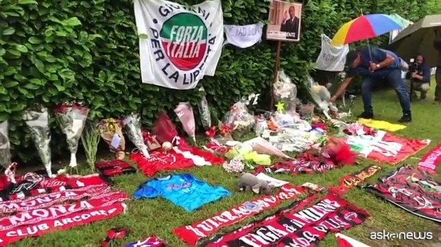 Camera ardente privata per Berlusconi, fiori e sciarpe ad Arcore