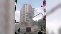 Diyarbakır'da deprem hasarlı 7 katlı bina yıkım sırasında çöktü