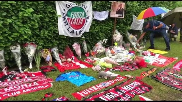 Camera ardente privata per Berlusconi, fiori e sciarpe ad Arcore