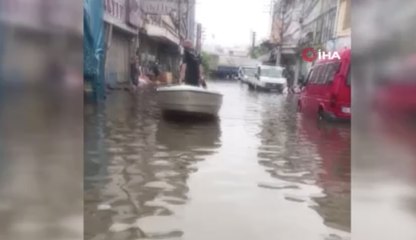 Vatandaş sel suyunda kayıkla dolaştı