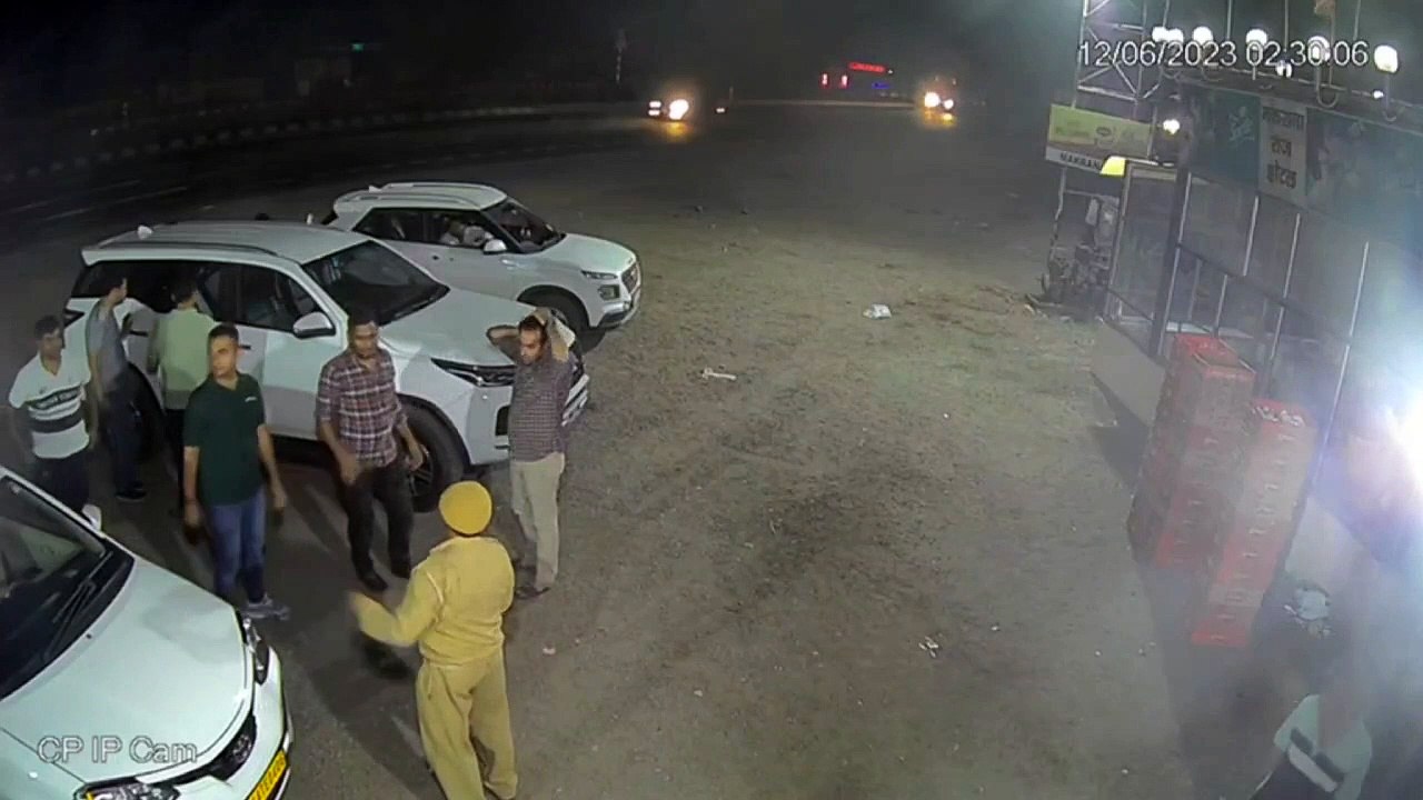 आईपीएस पुलिस अफसर की दबंगाई, सीसीटीवी में नजर आई...देखें वीडियो
