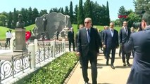 Cumhurbaşkanı Erdoğan, Bakü'de şehitlikleri ziyaret etti