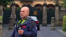 L'ultimo saluto di Gianni Letta a Silvio Berlusconi: l'arrivo alla camera ardente a Arcore