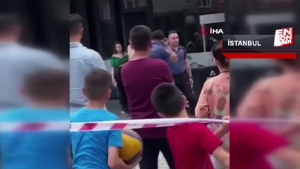 İstanbul&#039;da binadan atlamaya çalışan adamı döverek indirdi