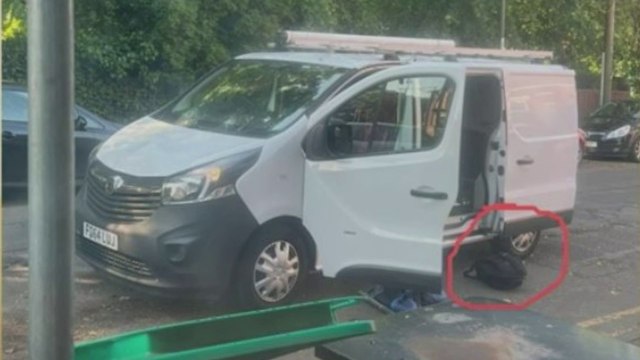 صورة متداولة لسيارة يظهر عليها آثار إطلاق نار وجانبها حقيبة إثر الحوادث الأمنية المترابطة في #نوتنغهام والتي أسفرت عن 3 قتلى #العربية