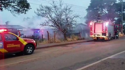 Dia amanhece e Bombeiros seguem combatendo incêndio em fábrica de carvão no Nova Cidade