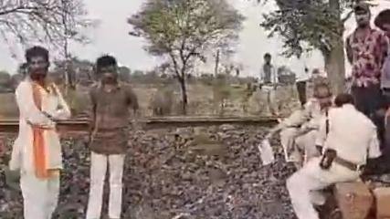 Video: पटरी पर चिथड़ों में मिली प्रेमी प्रेमिका की लाश, देखकर कांप गए लोग