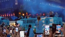A Manchester sfila in trionfo il carro dei vincitori del City