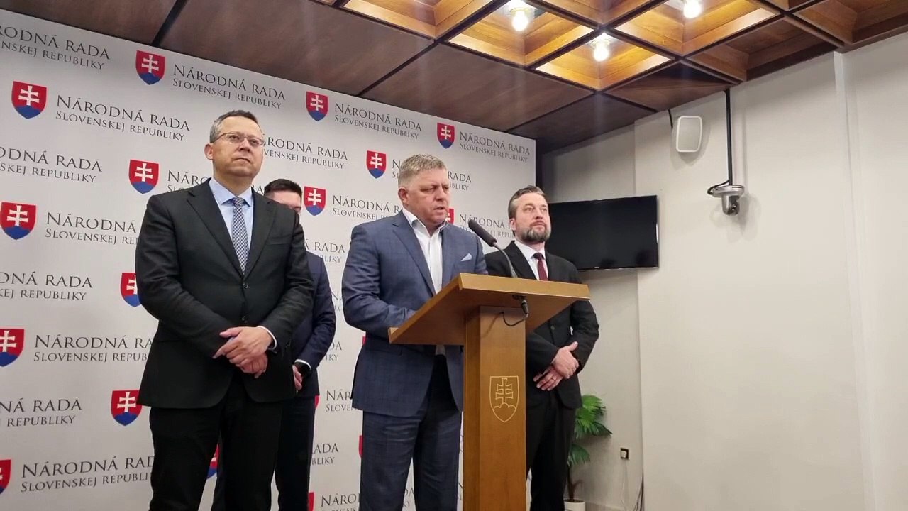 ZÁZNAM: Smer-SD stiahne návrh na mimoriadnu schôdzu, keďže kampaň NATO sa presúva