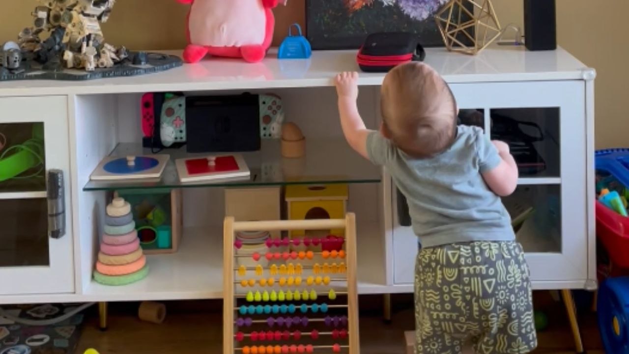 Pint-sized music fan shakes hips & stomps foot to a Bruno Mars chartbuster