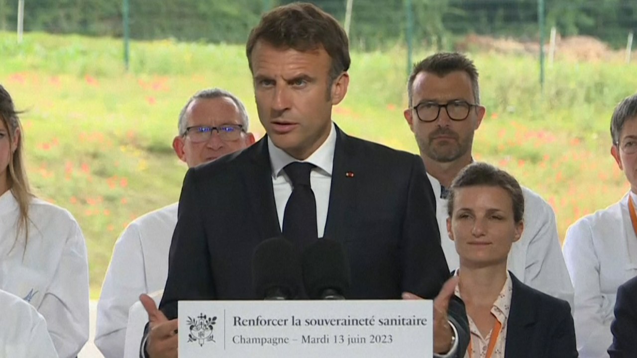 Macron veut relocaliser en France la production de 50 médicaments prioritaires