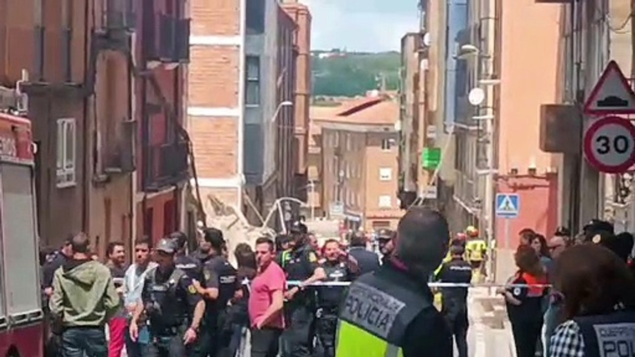 Un edificio de cinco plantas y 21 viviendas se derrumba en Teruel, sin causar daños personales