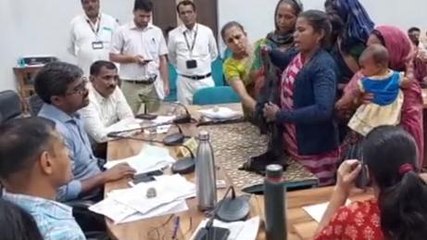 खंडवा: सिंगोट की महिलायें पहुंची कलेक्ट्रेट,रो रोकर सुनाई आपबीती