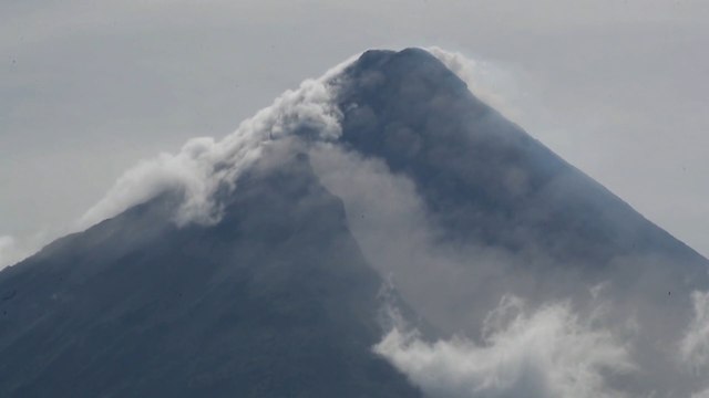 Unas 14.000 personas evacuadas por la actividad del volcán Mayón en Filipinas