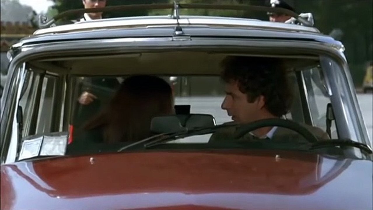 Francesco Nuti, scena posto di blocco in Donne con le gonne