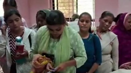 ग्वालियर: कलेक्ट्रेट पहुंच छात्राओं ने किया कुछ ऐसा,प्रशासन के उड़ गए होश