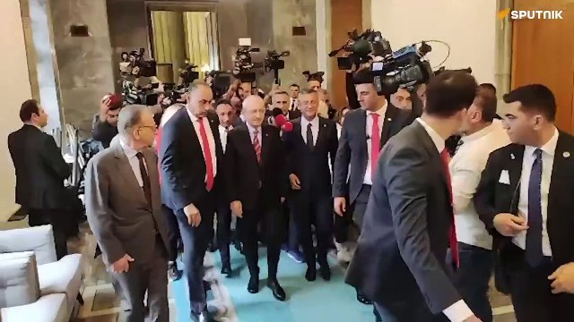 Kemal Kılıçdaroğlu, “İstifa etmeyi düşünüyor musunuz?” Sorusuna “Hangi kanaldan geliyorsunuz.” cevabını verdi.