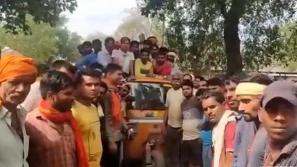 ललितपुर: टैक्सी चालक से मारपीट और तोड़फोड़ के विरोध में टैक्सी चालकों ने की हड़ताल