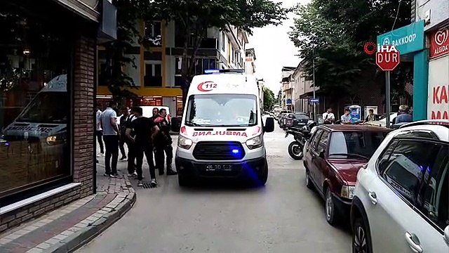 Barışmak için buluştuğu eşini sokak ortasında bıçakladı