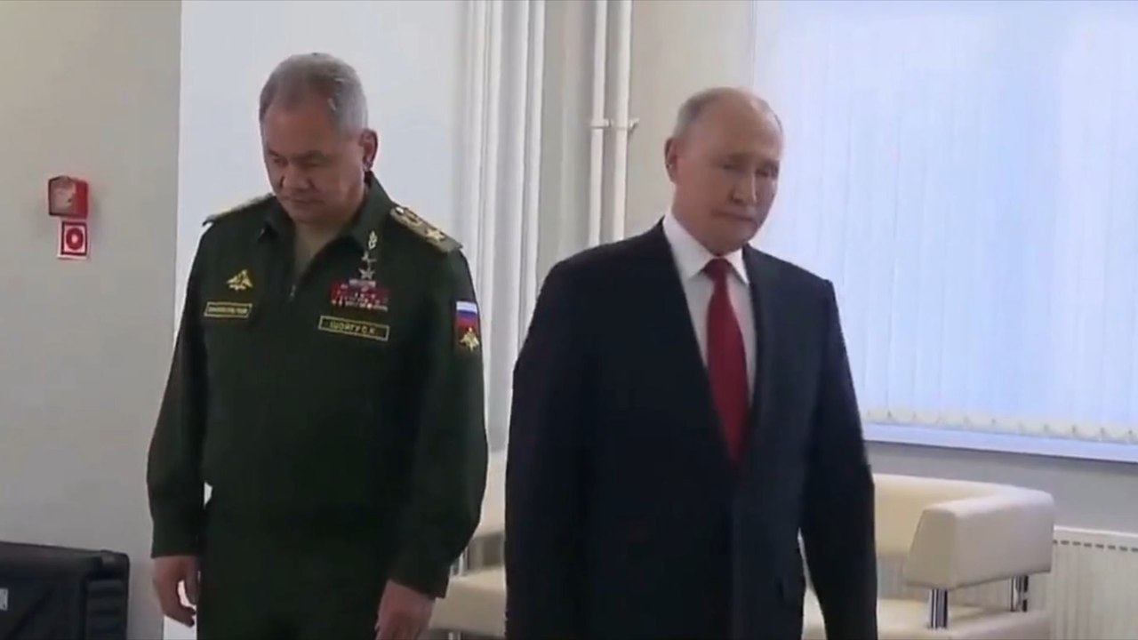 Putin demütigt Schoigu vor laufenden Kameras!