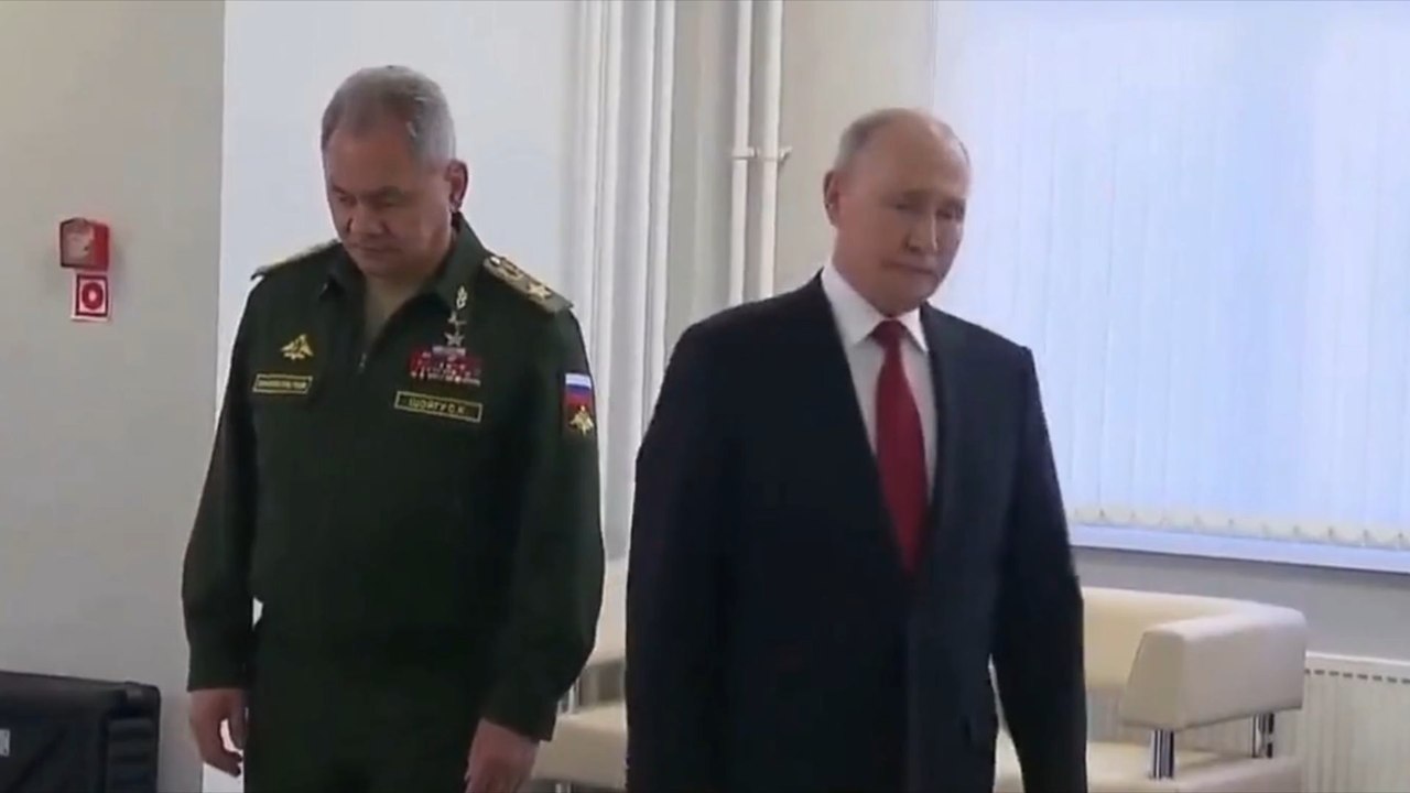 Putin demütigt schoigu vor laufenden kameras!