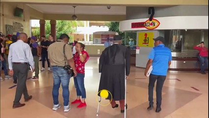 Varios detenidos y armamento militar decomisado durante allanamientos en Santiago