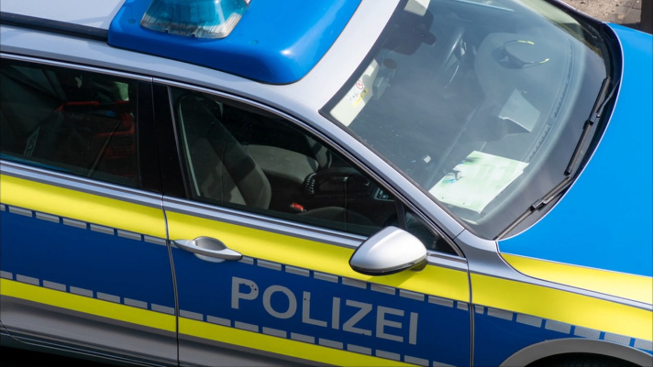 Polizeiwagen kollidiert mit Auto samt Baby an Bord