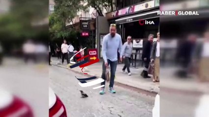 Kadıköy’de yolda duran kargayı almak isteyenlere diğer kargalar saldırdı! Çareyi kafasına motosiklet kaskı takmakta buldu