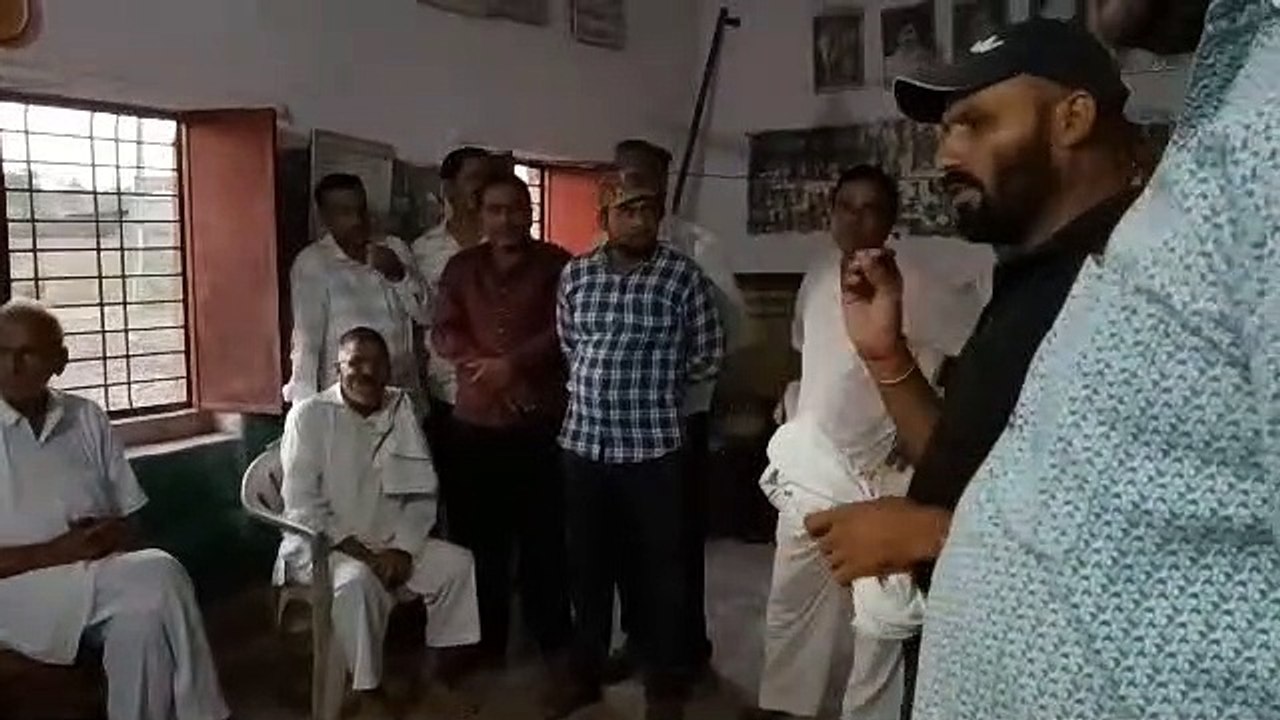 चौपाल में बिफरे ग्रामीण बोले,30 बार टेंडर होने पर भी नहीं बनी सड़क