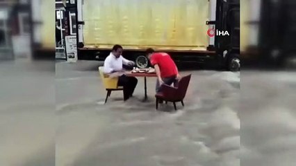 Seli umursamadılar, masa kurup döner yediler