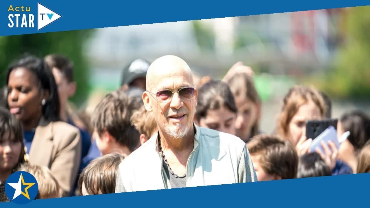 Florent Pagny, souriant et en pleine forme aux côtés de Zinédine Zidane et Sandrine Quétier pour un