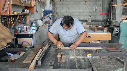 Menuisier fait une production respectueuse de l'environnement