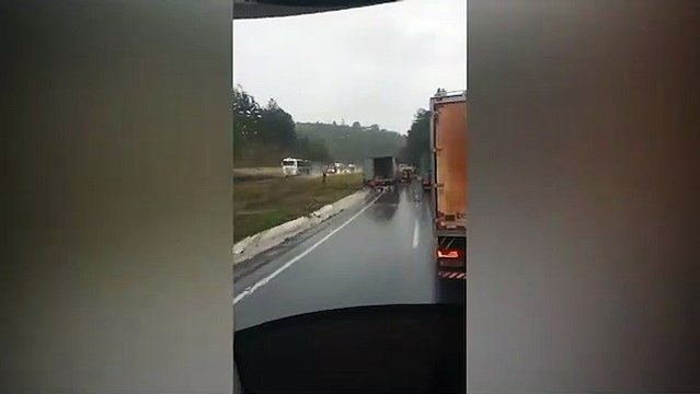 Caminhão de lixo é flagrado em vídeo sendo usado para carregar carga de acidente no Paraná