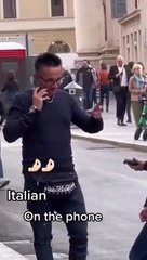 Les italiens au téléphone... ça bouge beaucoup les bras